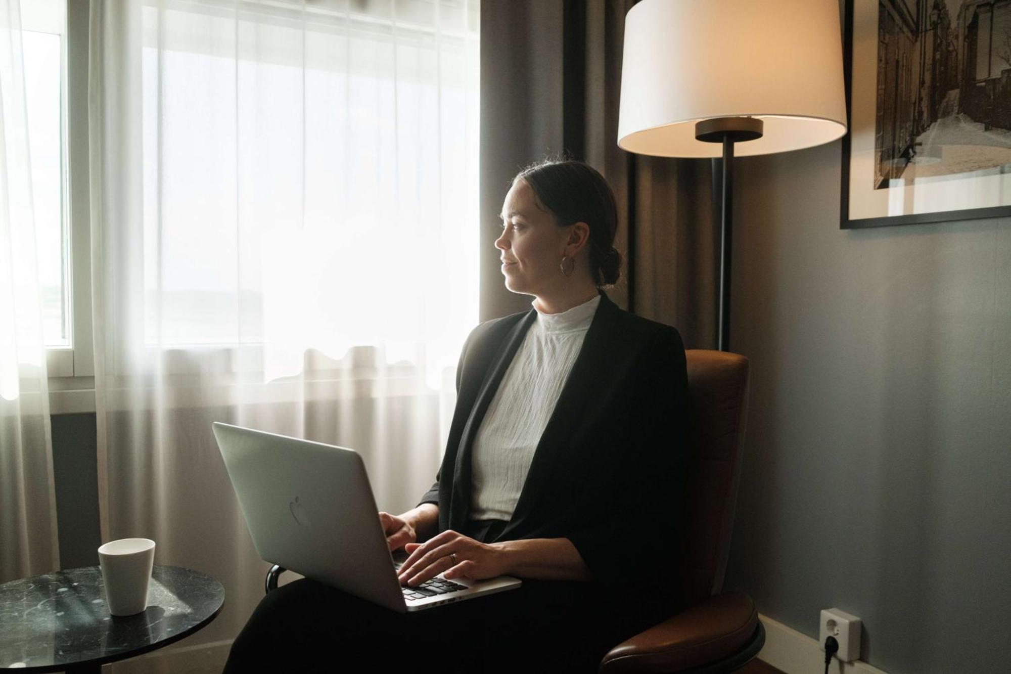Radisson Blu Airport Terminal Hotel Arlanda Zewnętrze zdjęcie A woman working on a laptop.