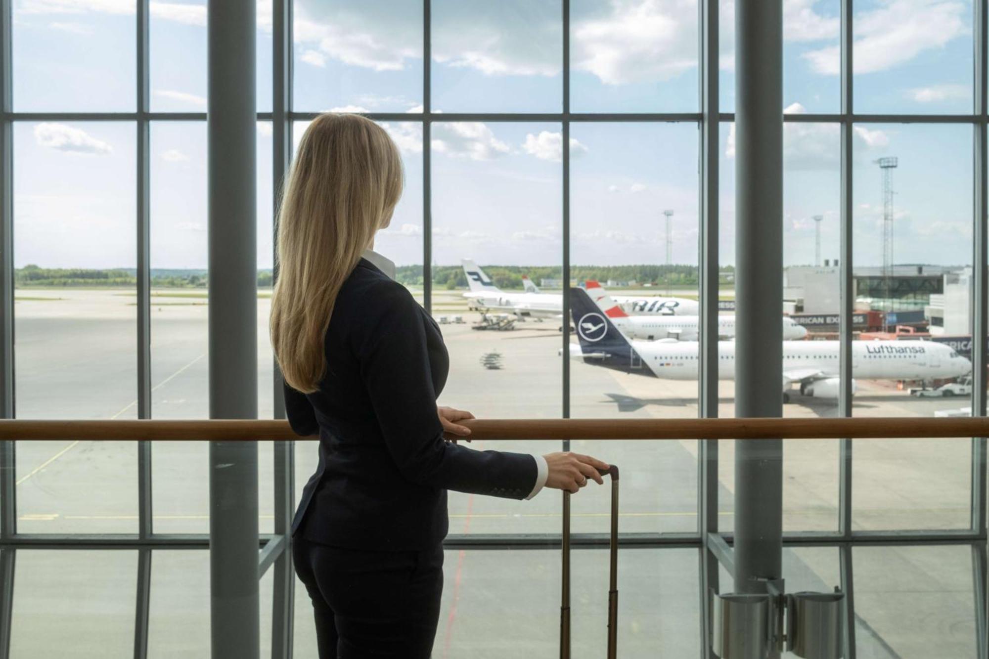 Radisson Blu Airport Terminal Hotel Arlanda Zewnętrze zdjęcie Businesswoman with luggage at the airport