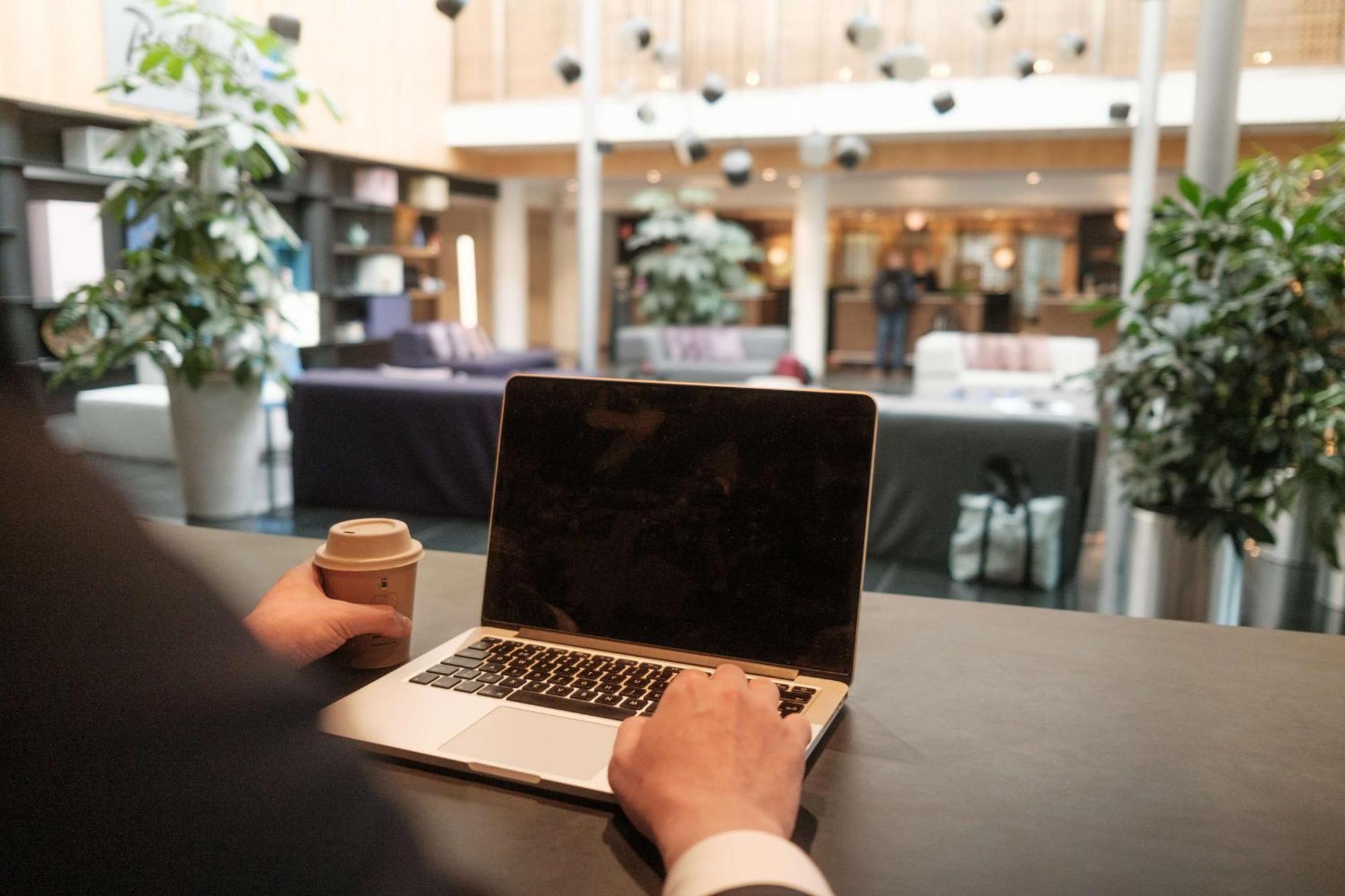 Radisson Blu Airport Terminal Hotel Arlanda Zewnętrze zdjęcie A man working on a laptop.