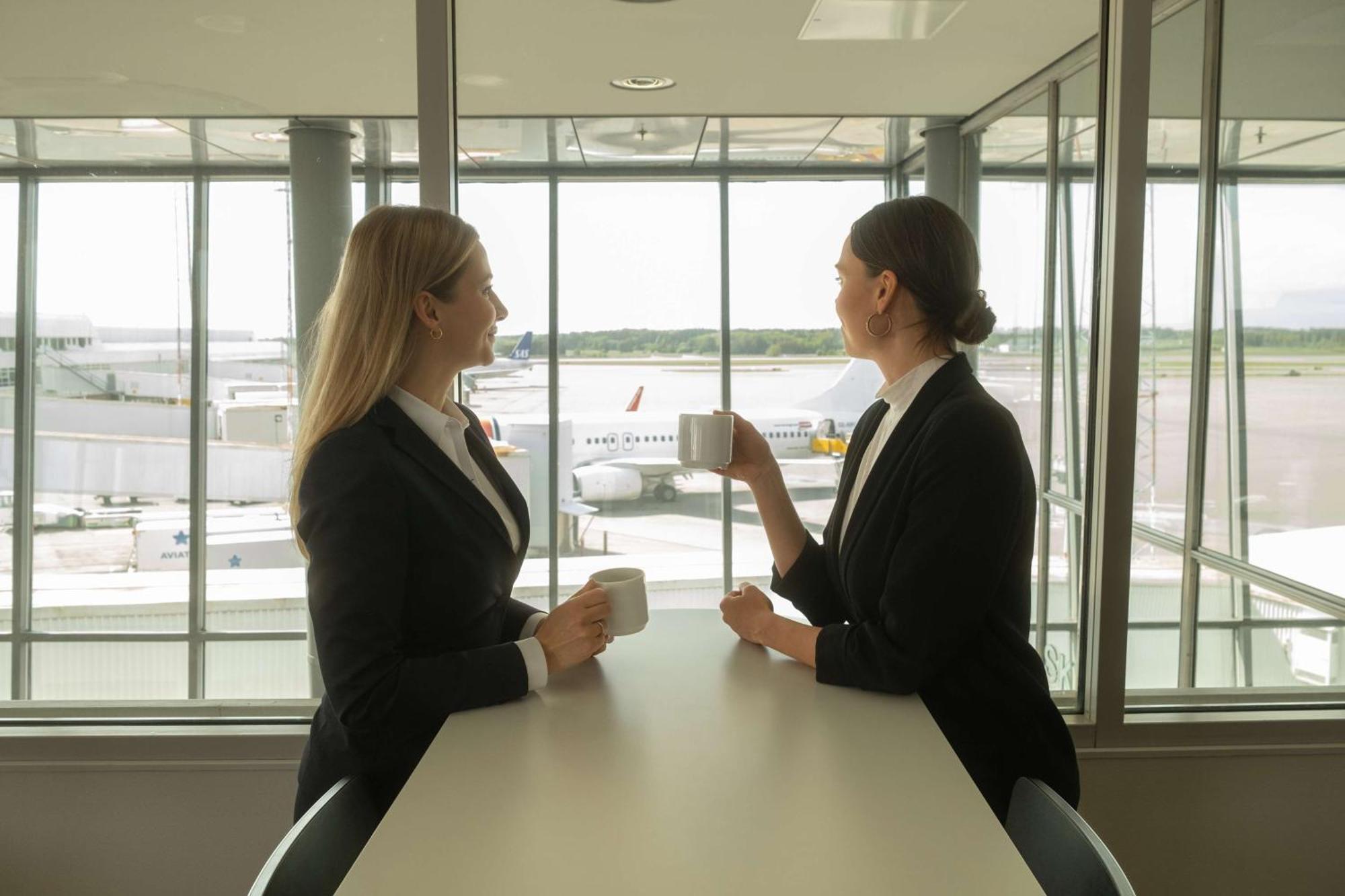 Radisson Blu Airport Terminal Hotel Arlanda Zewnętrze zdjęcie Two businesswomen talking in a meeting