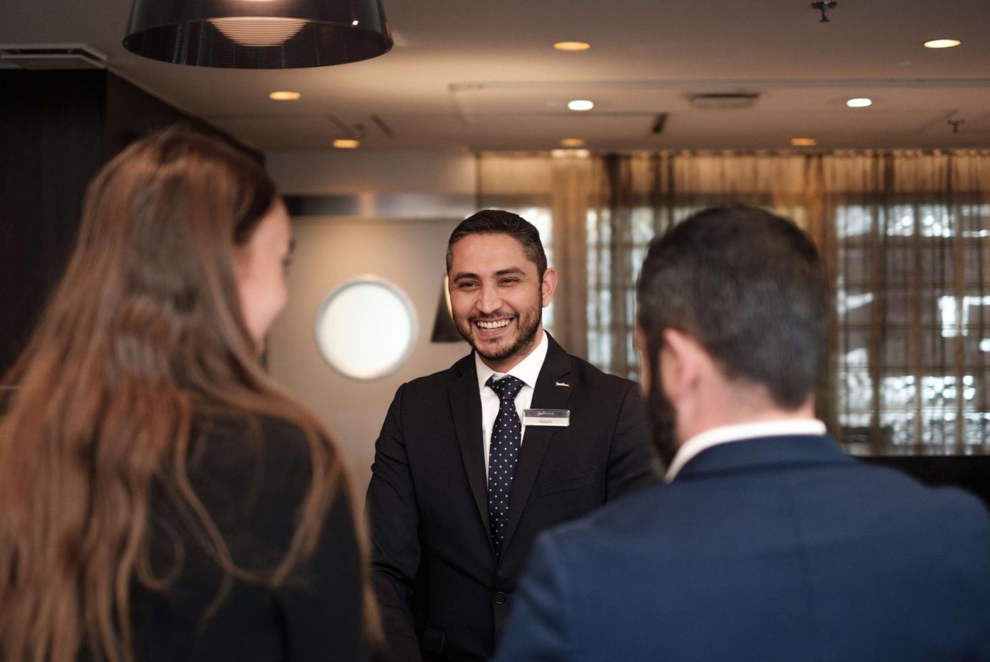 Radisson Blu Airport Terminal Hotel Arlanda Zewnętrze zdjęcie Receptionist at a luxury hotel