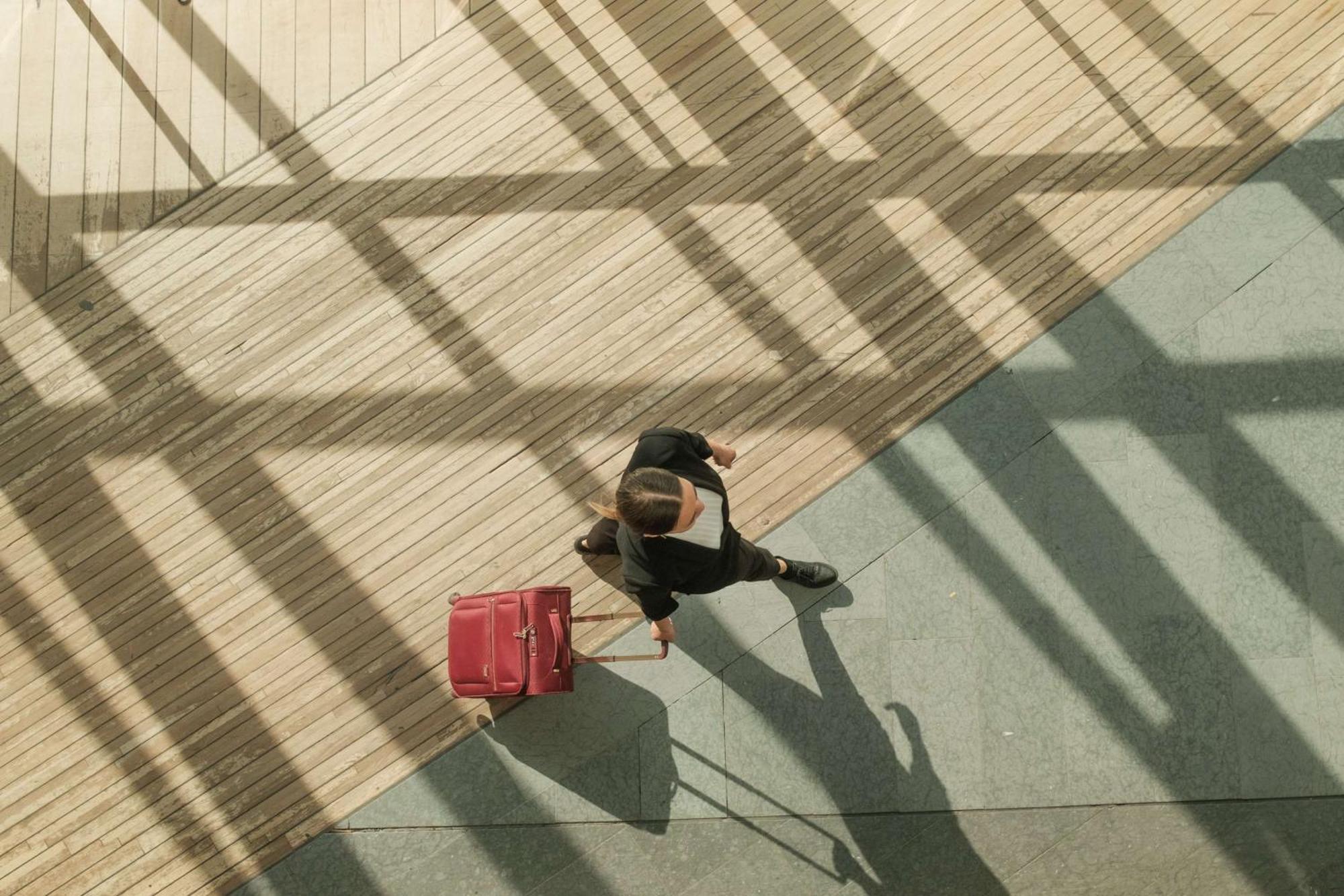 Radisson Blu Airport Terminal Hotel Arlanda Zewnętrze zdjęcie A woman walking with a suitcase
