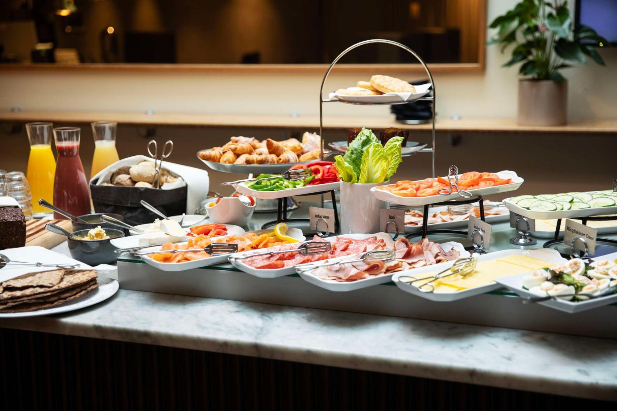 Radisson Blu Airport Terminal Hotel Arlanda Zewnętrze zdjęcie Breakfast buffet at the hotel