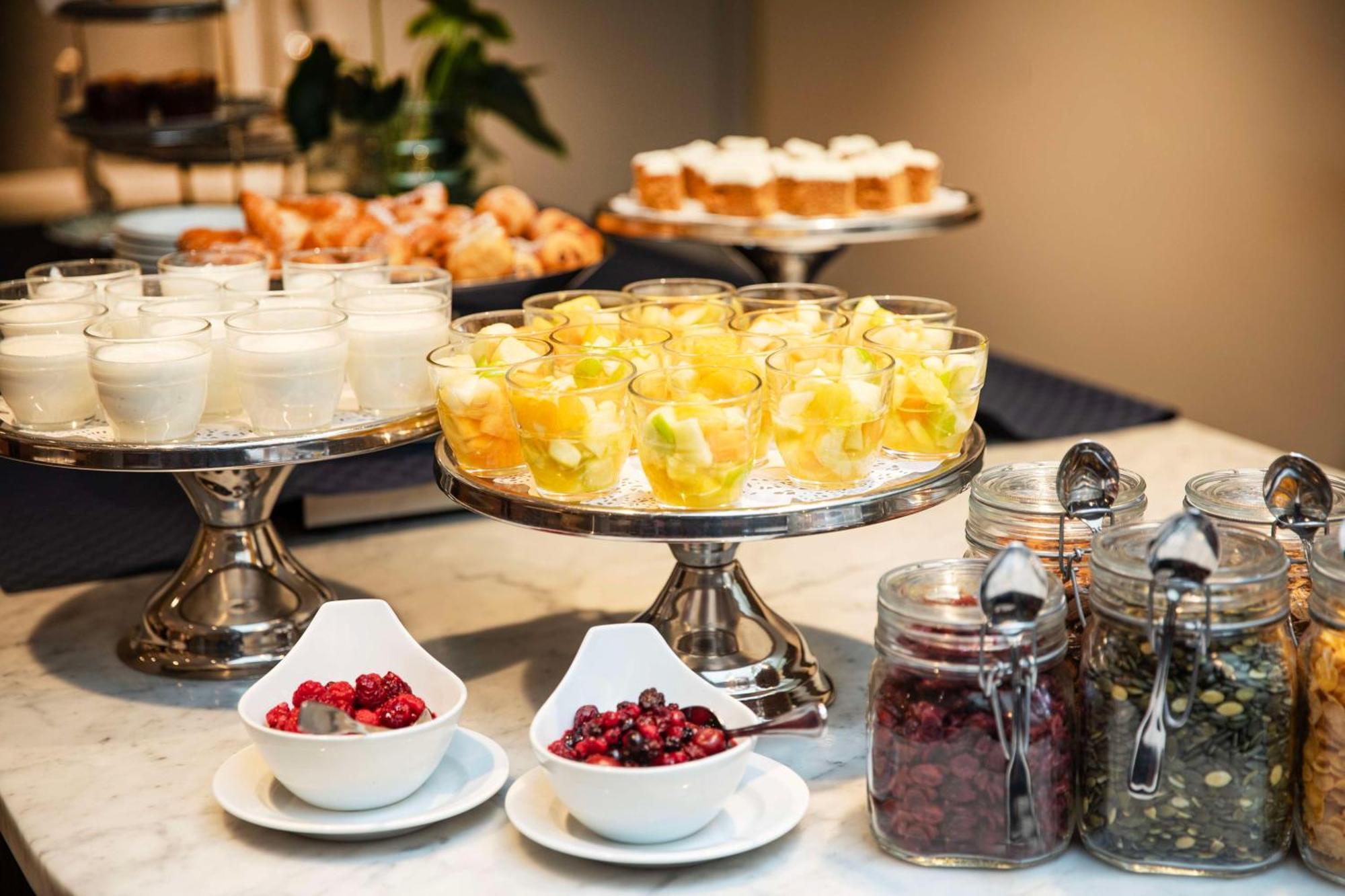 Radisson Blu Airport Terminal Hotel Arlanda Zewnętrze zdjęcie Breakfast buffet at the hotel