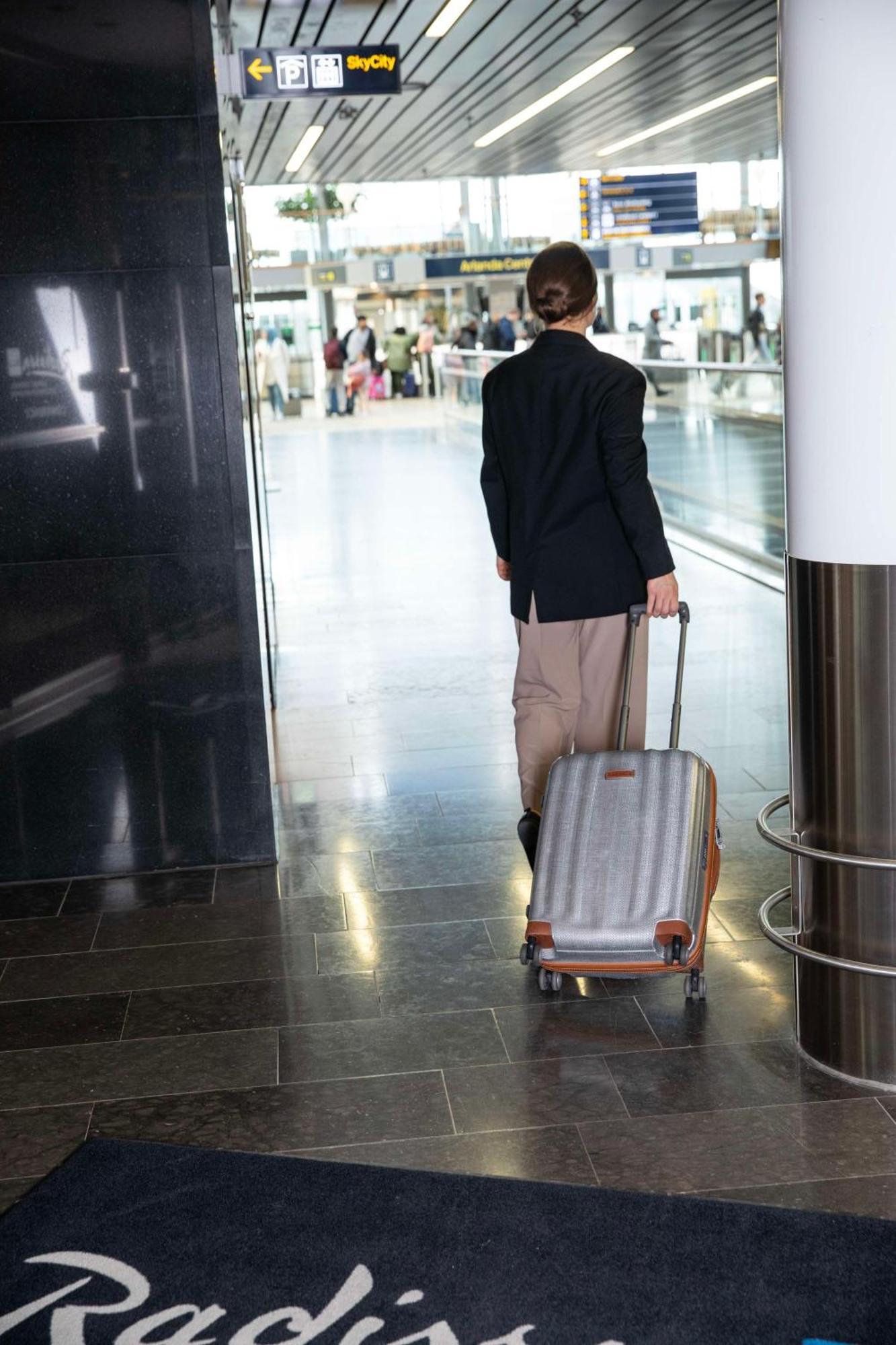 Radisson Blu Airport Terminal Hotel Arlanda Zewnętrze zdjęcie A woman with a suitcase in an airport